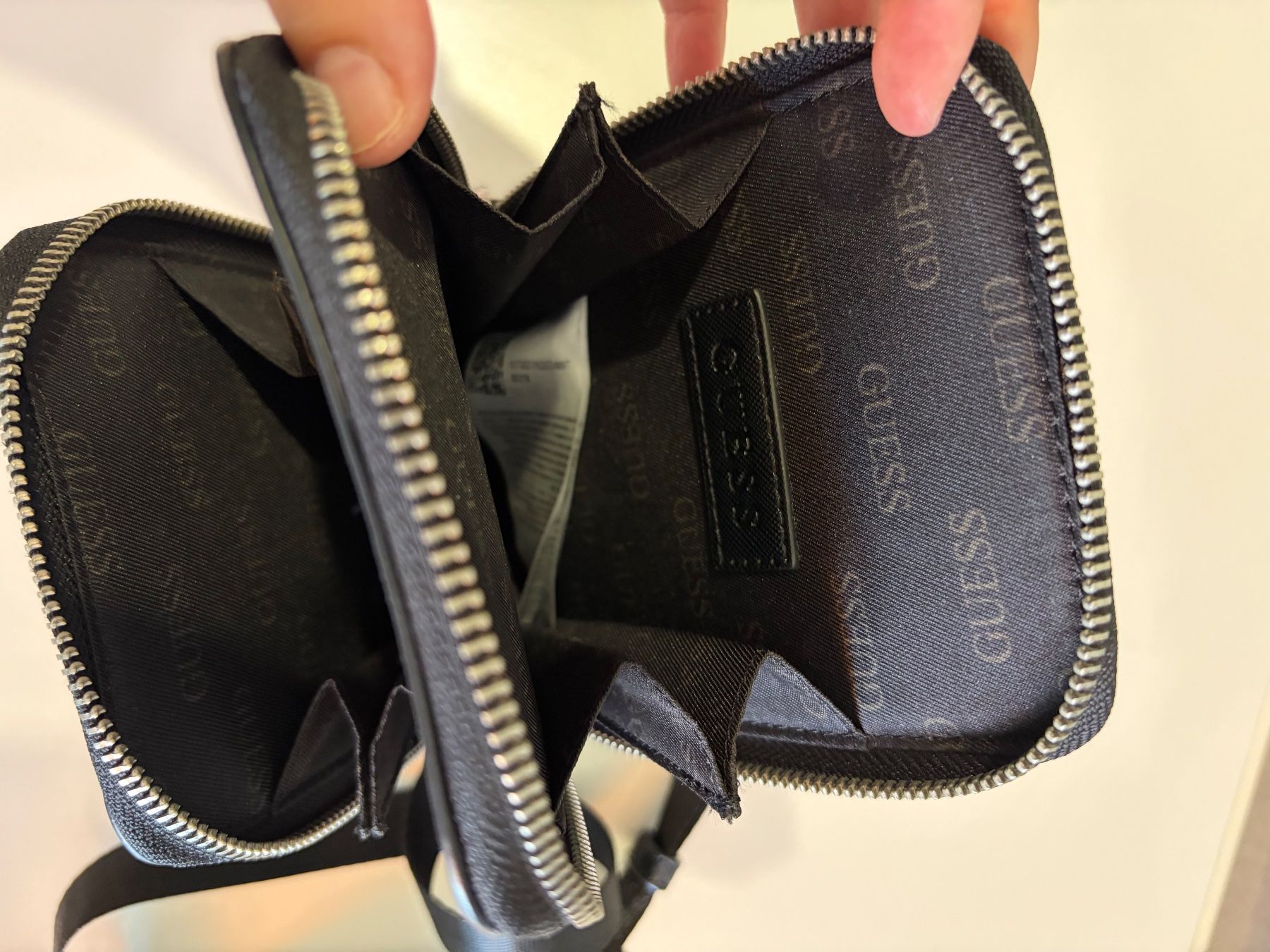Guess Borse da donna: Guess Kleine Schwarze Umhängetasche – Usato da Langenthal venduto da Mupho8 3