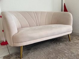 Elegantes Sofa in Samt-Optik, Goldene Füsse.