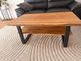 Moderner Couchtisch aus Massivholz & Metall