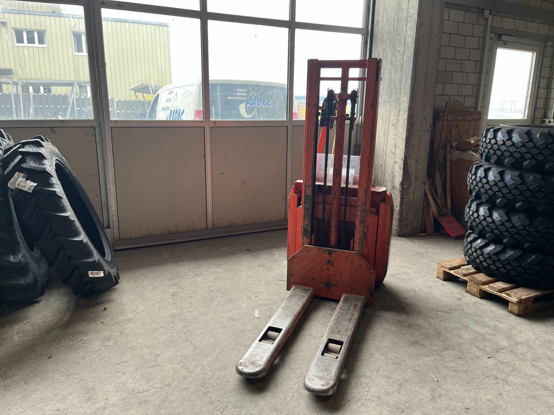 Carrelli elevatori e a forche: Elektro Hochhubwagen – Usato da Grenchen venduto da Radacag 1