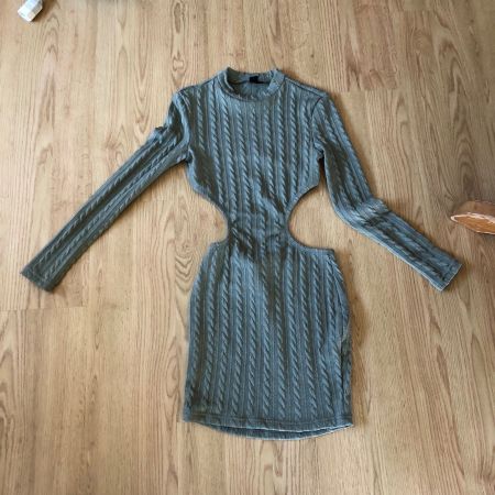 Trendiges Strickkleid mit Cutouts, Grösse XS, Olivgrün