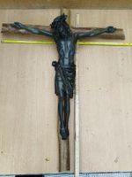 Holzkreuz mit Jesusfigur aus Metall