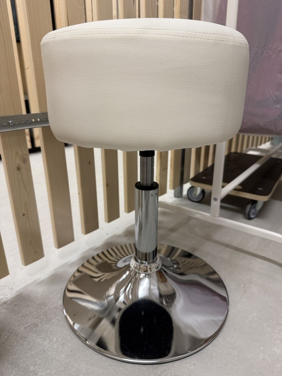 Tabourets: Hocker weiss Höhenverstellbar NEU – Neuf (Voir description) à Zürich par ali_nf7p