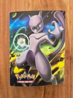 Kleines Pokémon Sammlerheft mit verschiedenen Karten