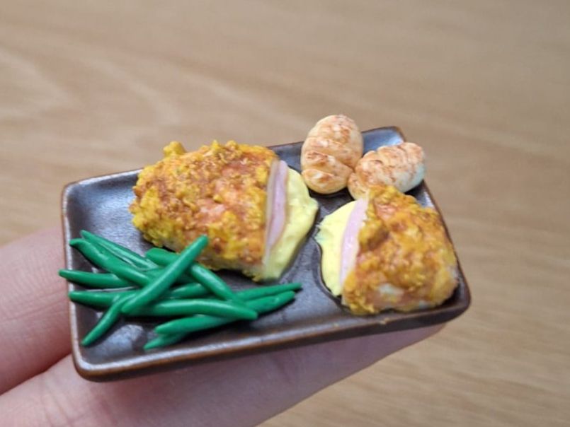 Maisons & Meubles de poupées: Cordon Bleu mit Bohnen, Handgemacht, Keramik Teller – Neuf (Voir description) à Zürich par HandmadeTinyFood 2