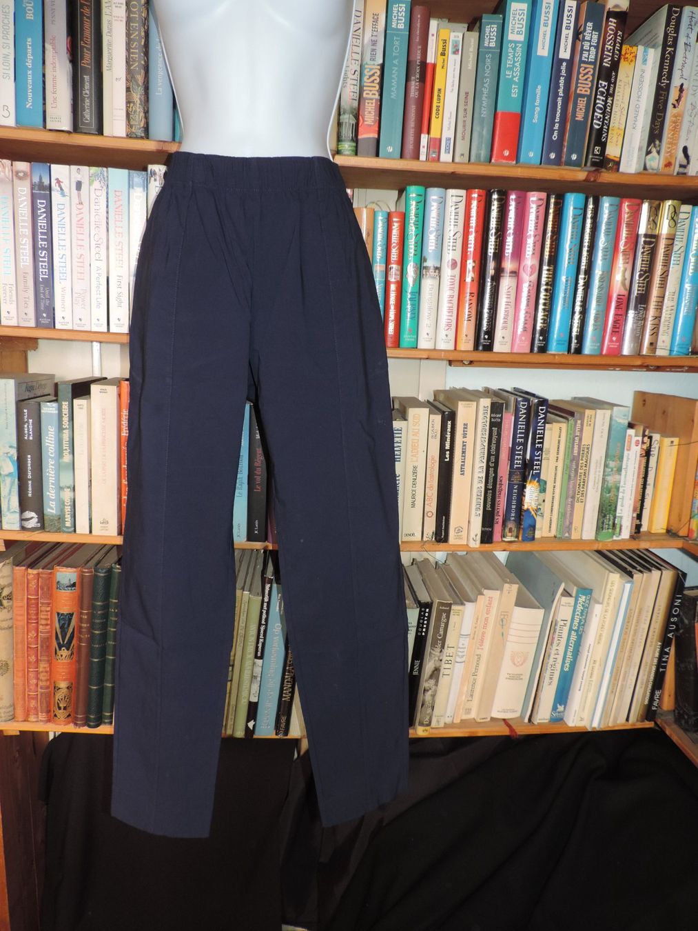 Pantaloni: pantalon stretch bleu marine – Usato da Genève venduto da Axelle333 3