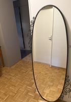 Eleganter ovaler Wandspiegel mit Metallrahmen