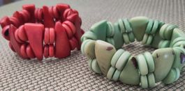 Zwei Armbänder (rot und grün), neu