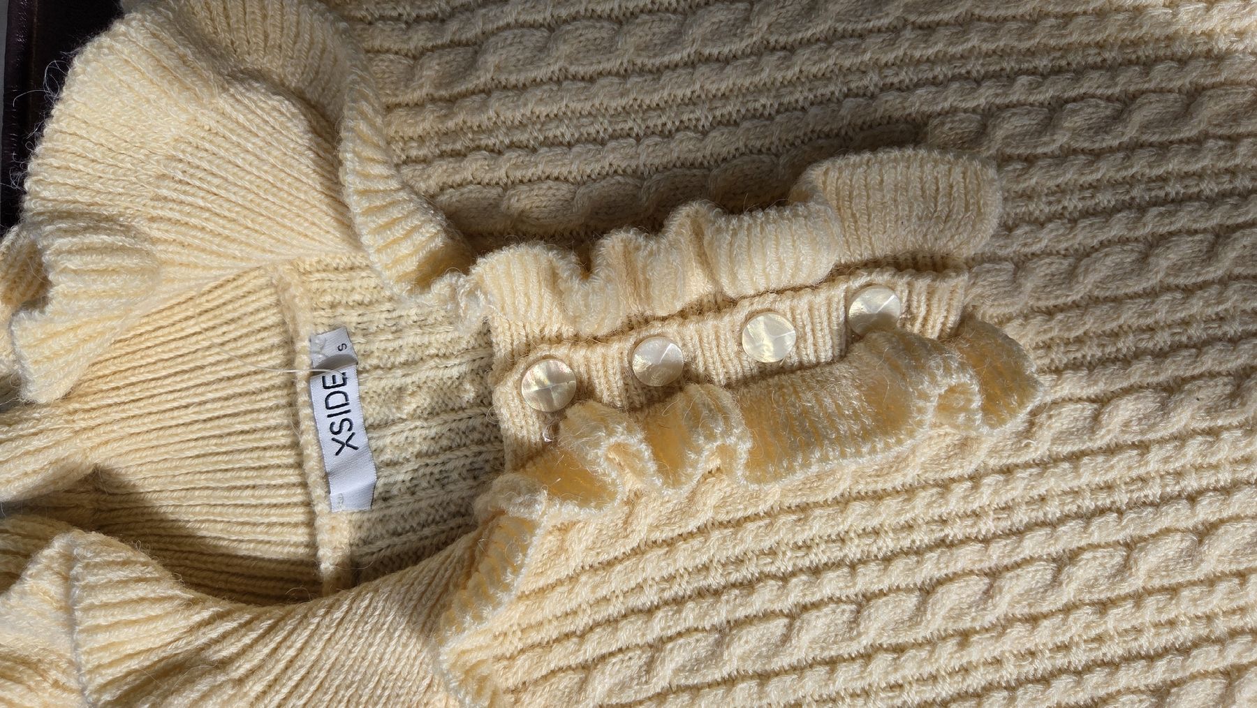 Tops: Pulli mit Zopfmuster und Rüsche von XSIDE in S – Neuf avec emballage d'origine à Kreuzlingen par MeinKleinesAtelier 2