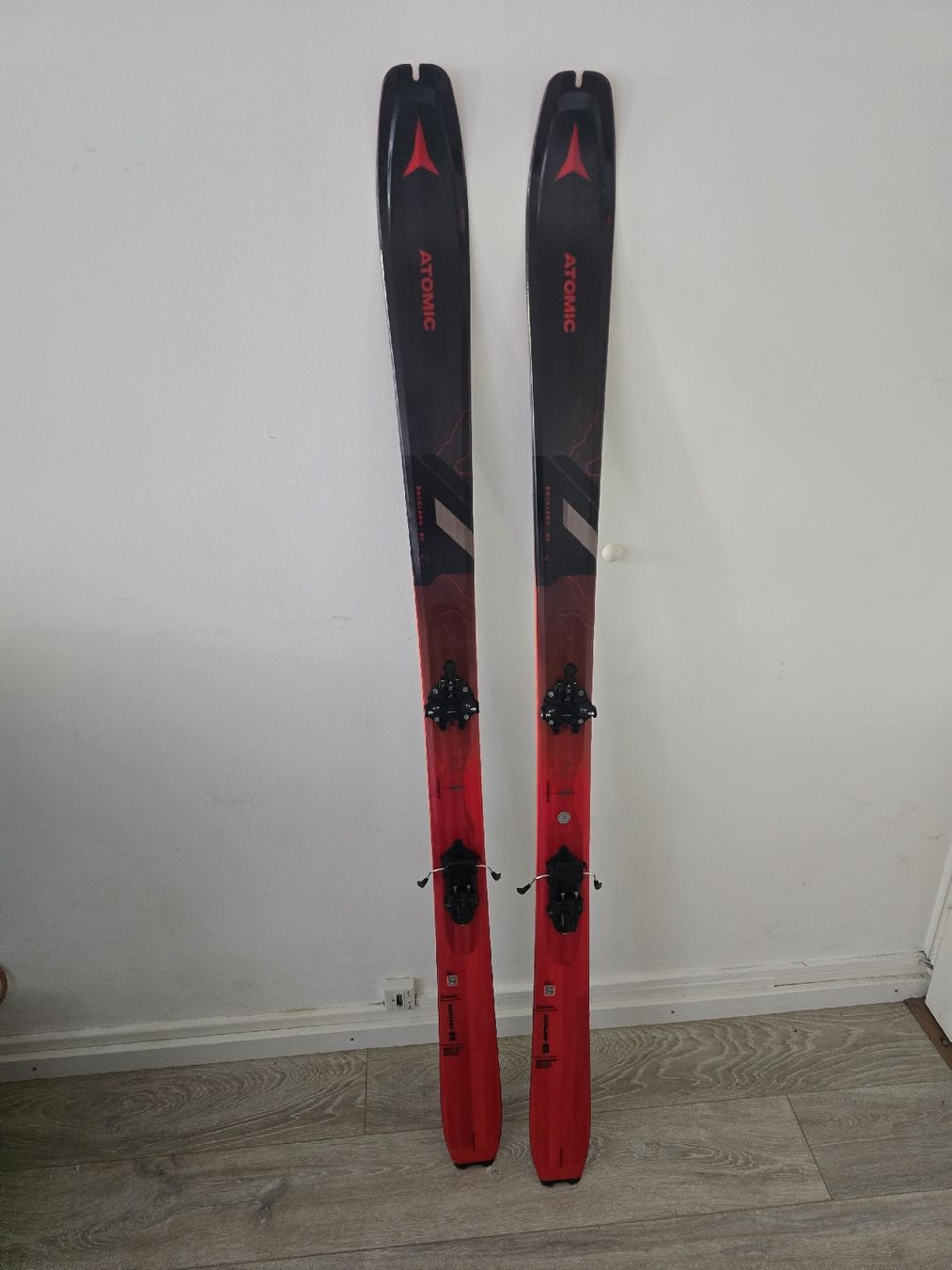 Sci: Ski ATOMIC BACKLAND 85 mit Tourenfellen – Nuovo (secondo la descrizione) da Cartigny venduto da campingping