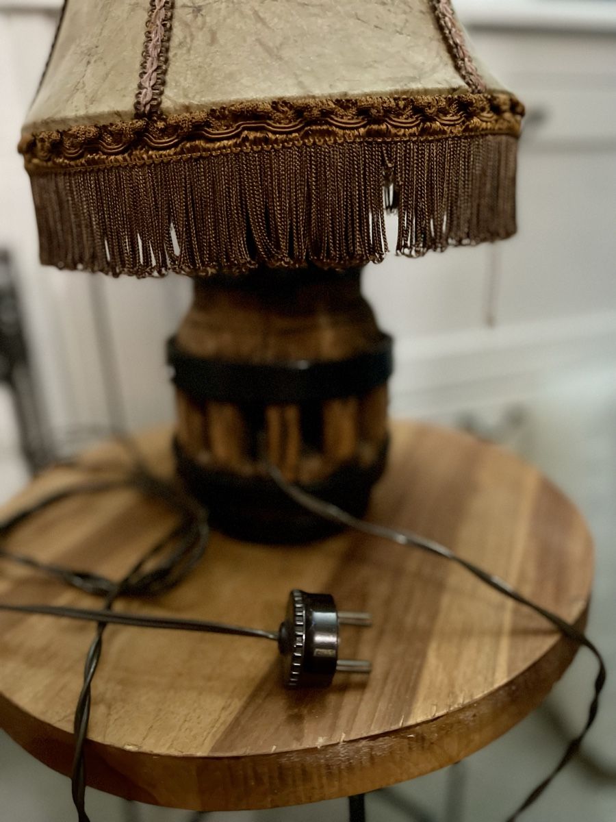 Lampade: Antike rustikale Tischlampe, Holzfuss – Usato da Meikirch venduto da Hilfe_Waisentiere 3