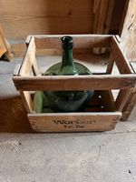 Dekorative alte Weinflasche im Holzkistli - Vintage!