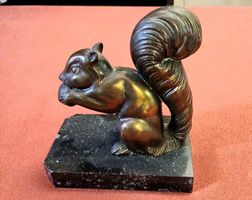 Jolie statuette d'écureuil sur socle en marbre