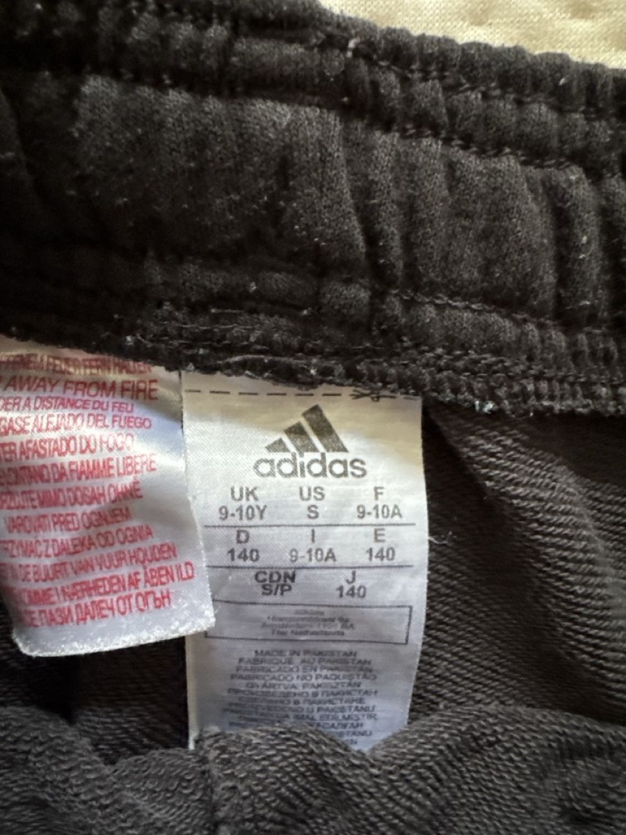 Adidas Hosen: Adidas Short 140 – Gebraucht aus Hägendorf von laumatt 1