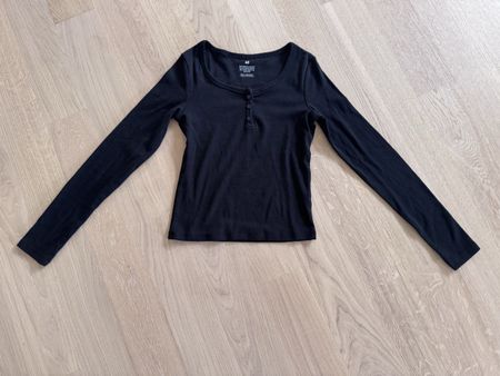 Langarmshirt H&M schwarz mit Knopfleiste Grösse 146/152, neu