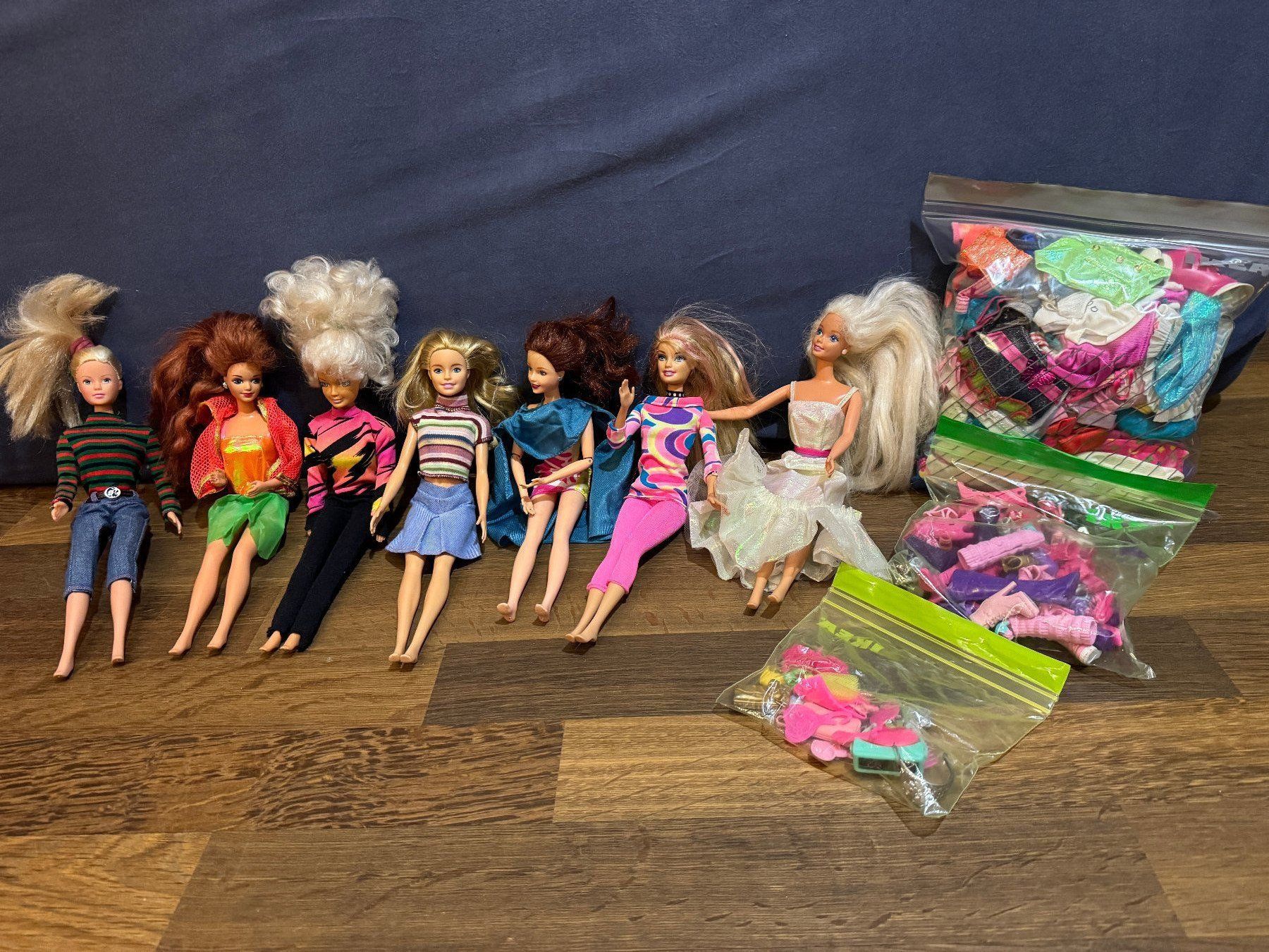 Puppen: Barbies mit Kleidern und Acessoires – Gebraucht aus Würenlos von  3