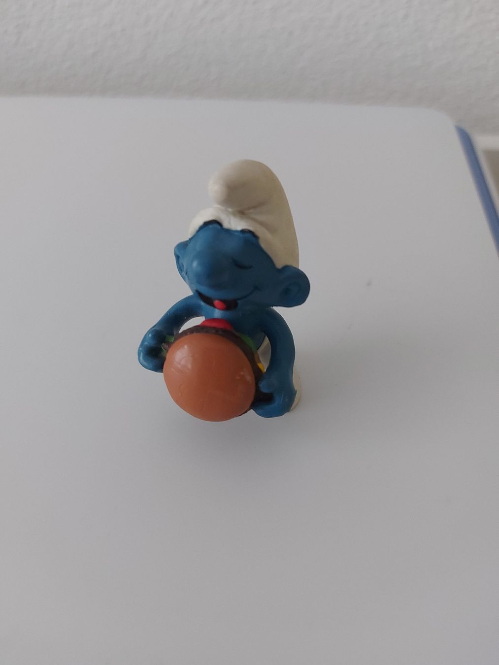 Schleich Statuette: Schlumpf mit Hamburger – Usato da Rothrist venduto da Stranglehold