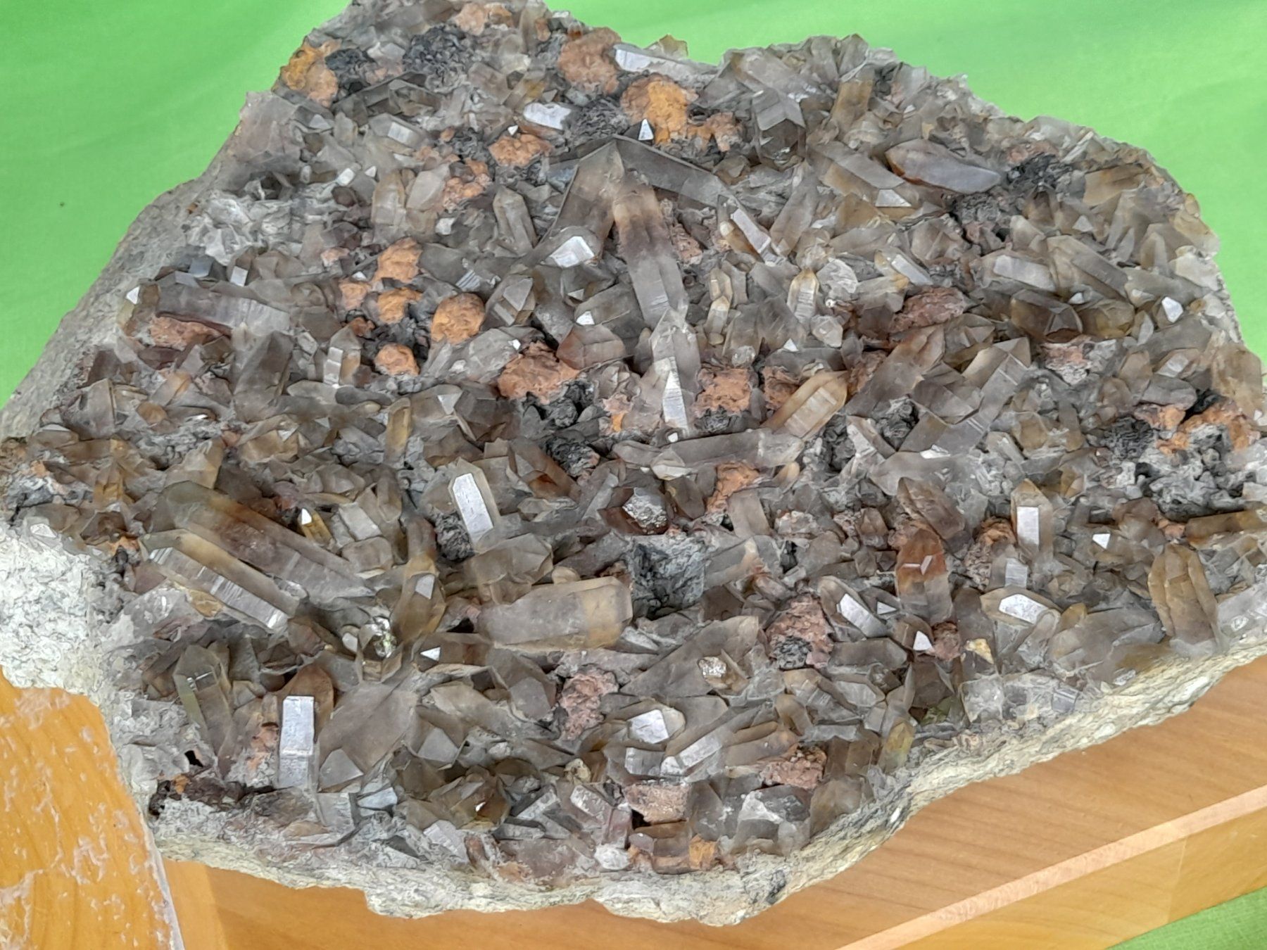Minerali & Pietre curative: Bergkristall/Rauchquarz-Stufe gross – Usato da Aeschi b.Spiez venduto da 52_wochen