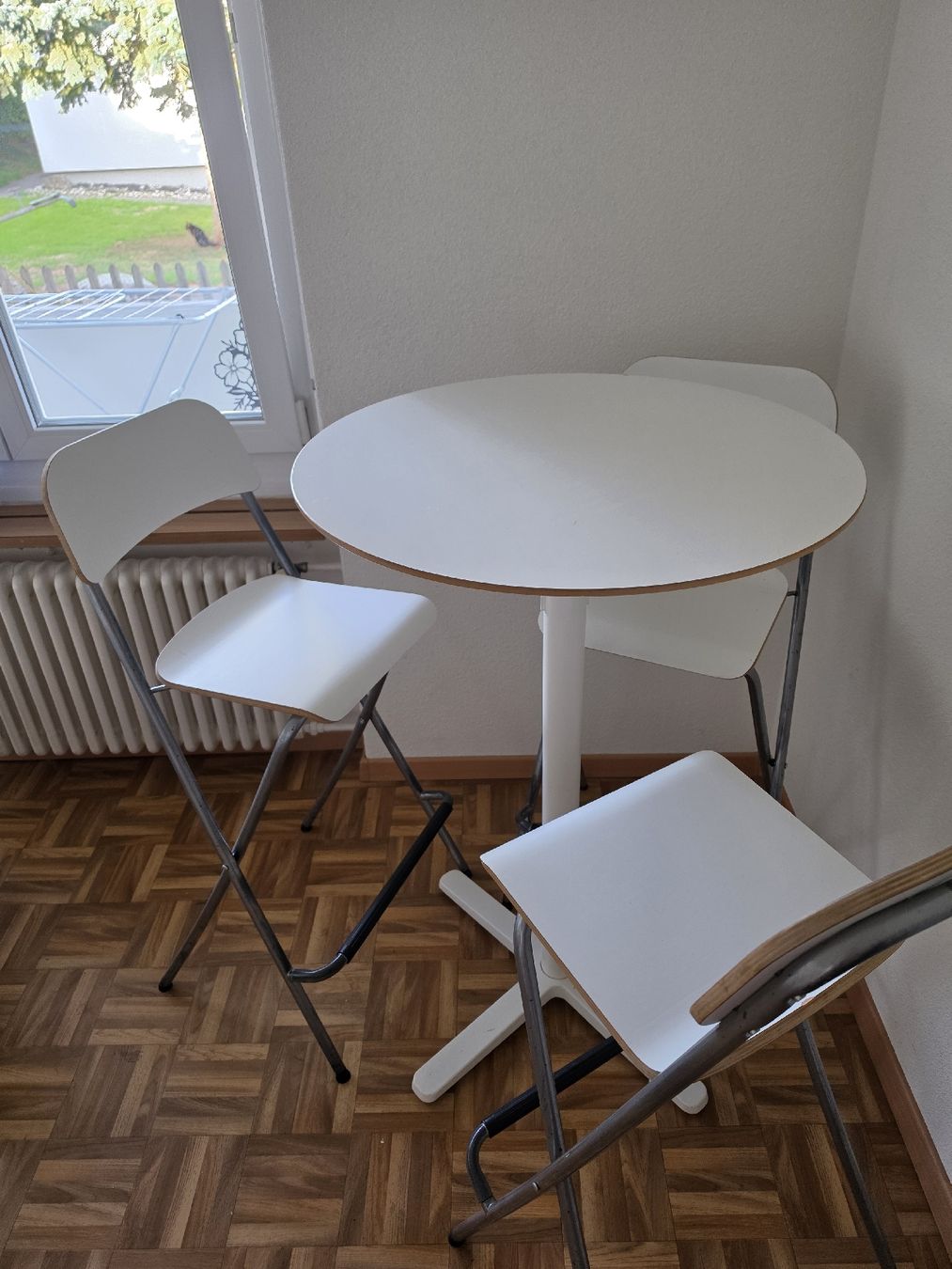 Set de table et chaises: Ensemble table et 3 chaises pliantes blanc  – D'occasion à Port par Car_hq52 2