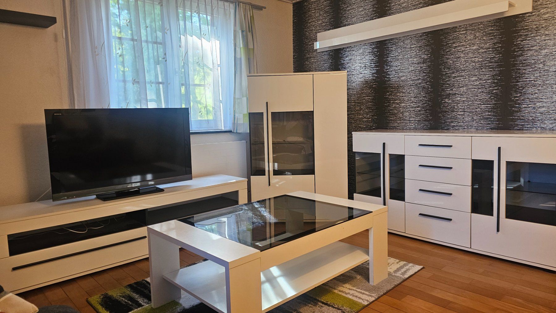 Tischset: Wohnzimmer-Einrichtung mit weißen Hochglanzmöbeln – Gebraucht aus Schleitheim von Kleo76