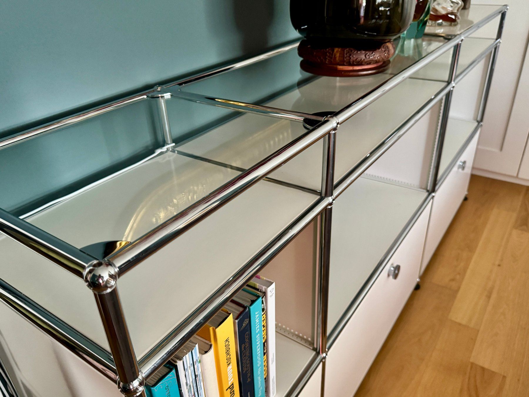 USM Scaffali: Wohnliches USM-Haller Sideboard mit Glastablaren – Usato da Zürich venduto da adi337 1