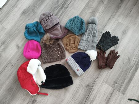 Diversi cappelli invernali donna e due guanti
