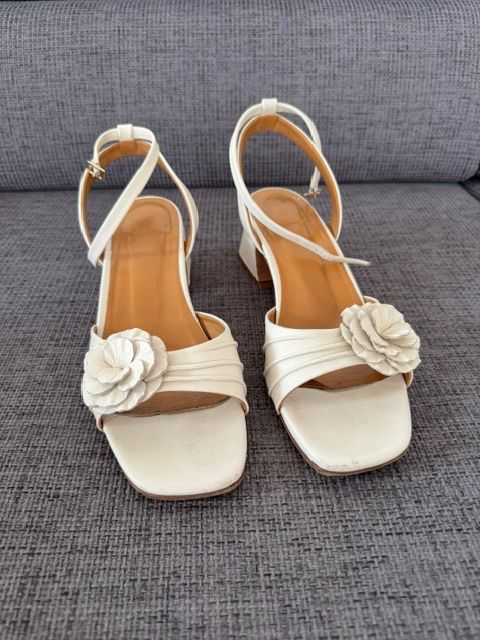 Bobbies Scarpe da donna: Bobbies Sandalen Gr 41 – Usato da Chéserex venduto da Peva235 1