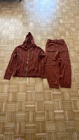 Strick-Set Kapuzenjacke und Hose braun