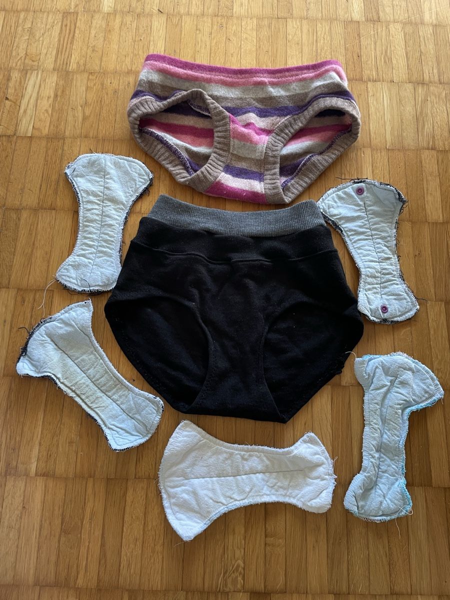 Sonstige Unterwäsche: Wochenbett Unterhose + Binden – Gebraucht aus Bassersdorf von zackazacka