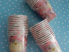 Party: 36 Trinkbecher Pappbecher mit Rosen GB NEU Nostalgie