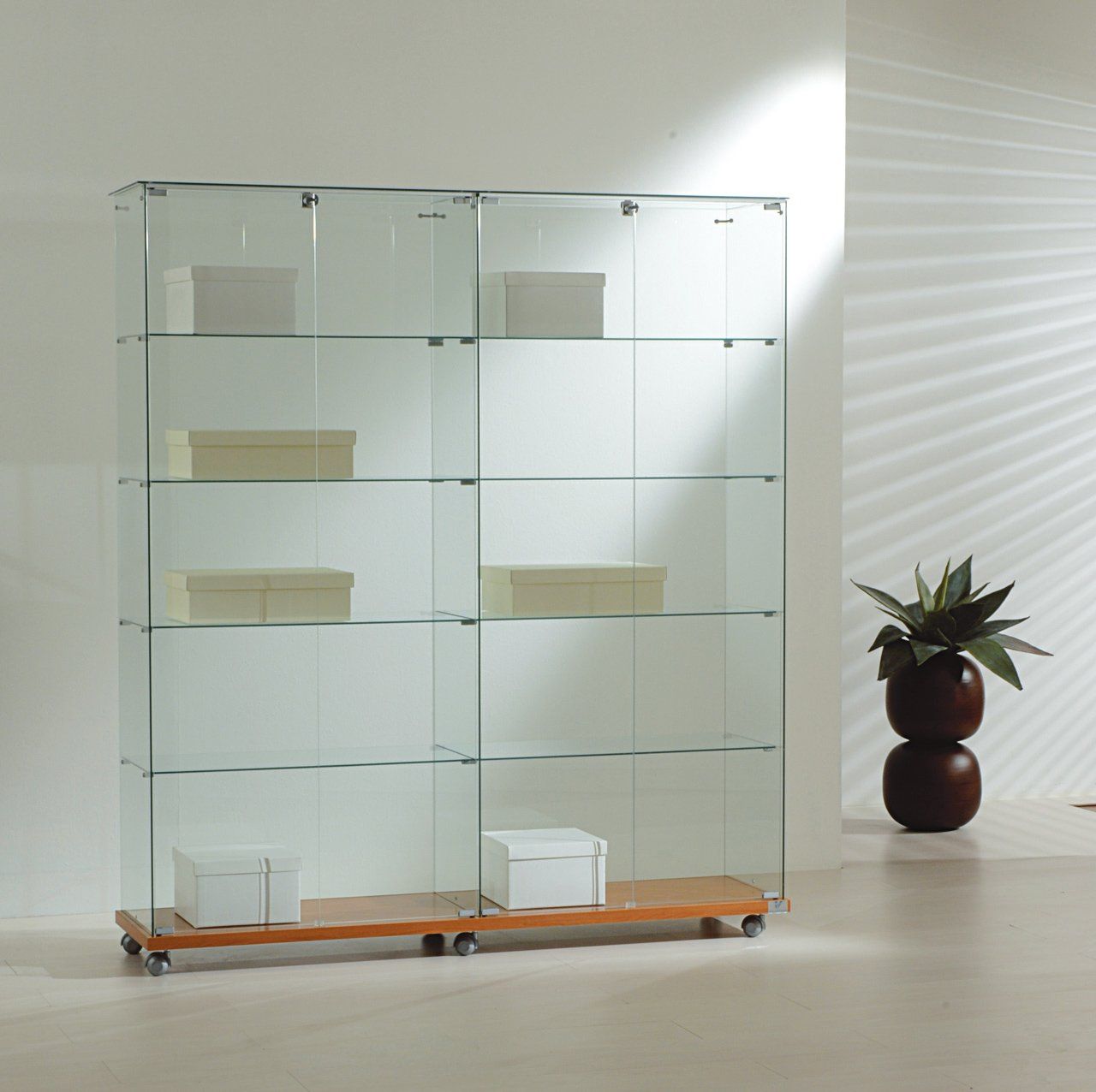 Vetrine: Glasvitrine, Kirsch, Silber & Wenge (B.157cmxT.40cmxH.180cm) – Nuovo e nell'imballaggio originale da Kriens venduto da GCgestaltung.17