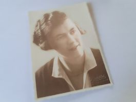 SCHWIIZER FRAU DAZUMAL - e JUNGI mit DUURWäLLE - SOLOTHURN