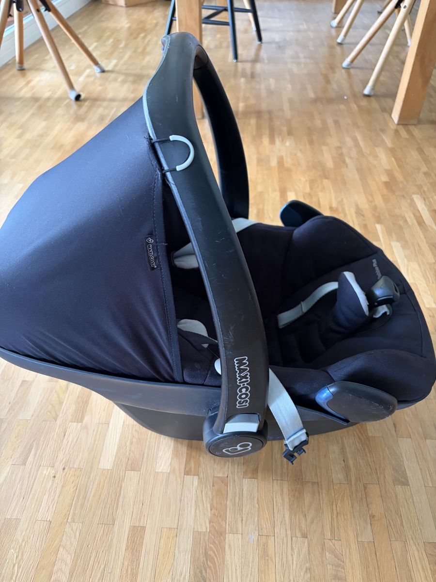 Maxi-Cosi Seggiolini per auto: Maxi-Cosi Pebble Plus & 2wayFix Basis – Usato da St. Gallen venduto da dso_r9l6 2