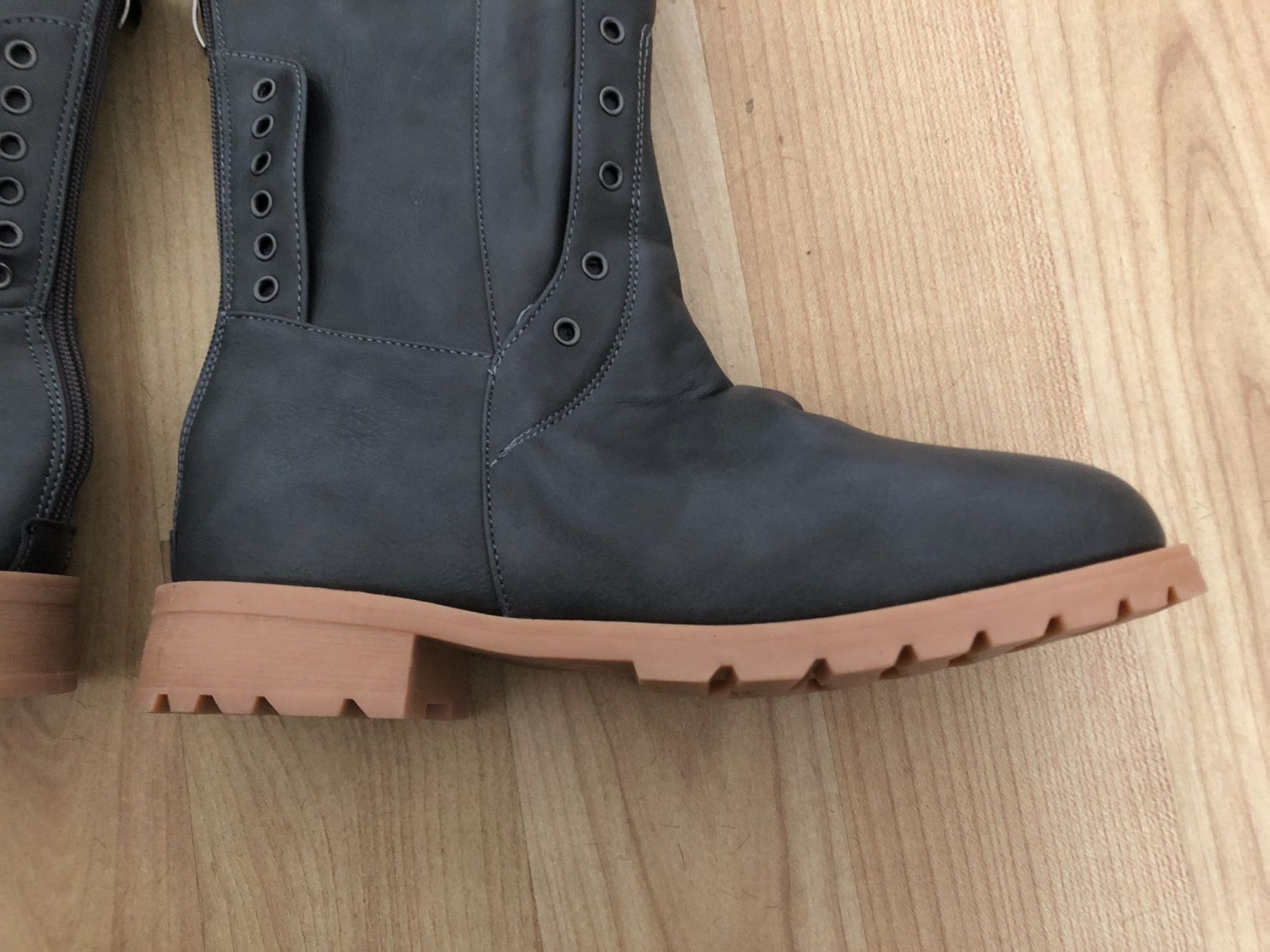Scarpe da donna: Coole Stiefel Gr. 39 mit Nieten – Nuovo e nell'imballaggio originale da Arlesheim venduto da OmnIa55