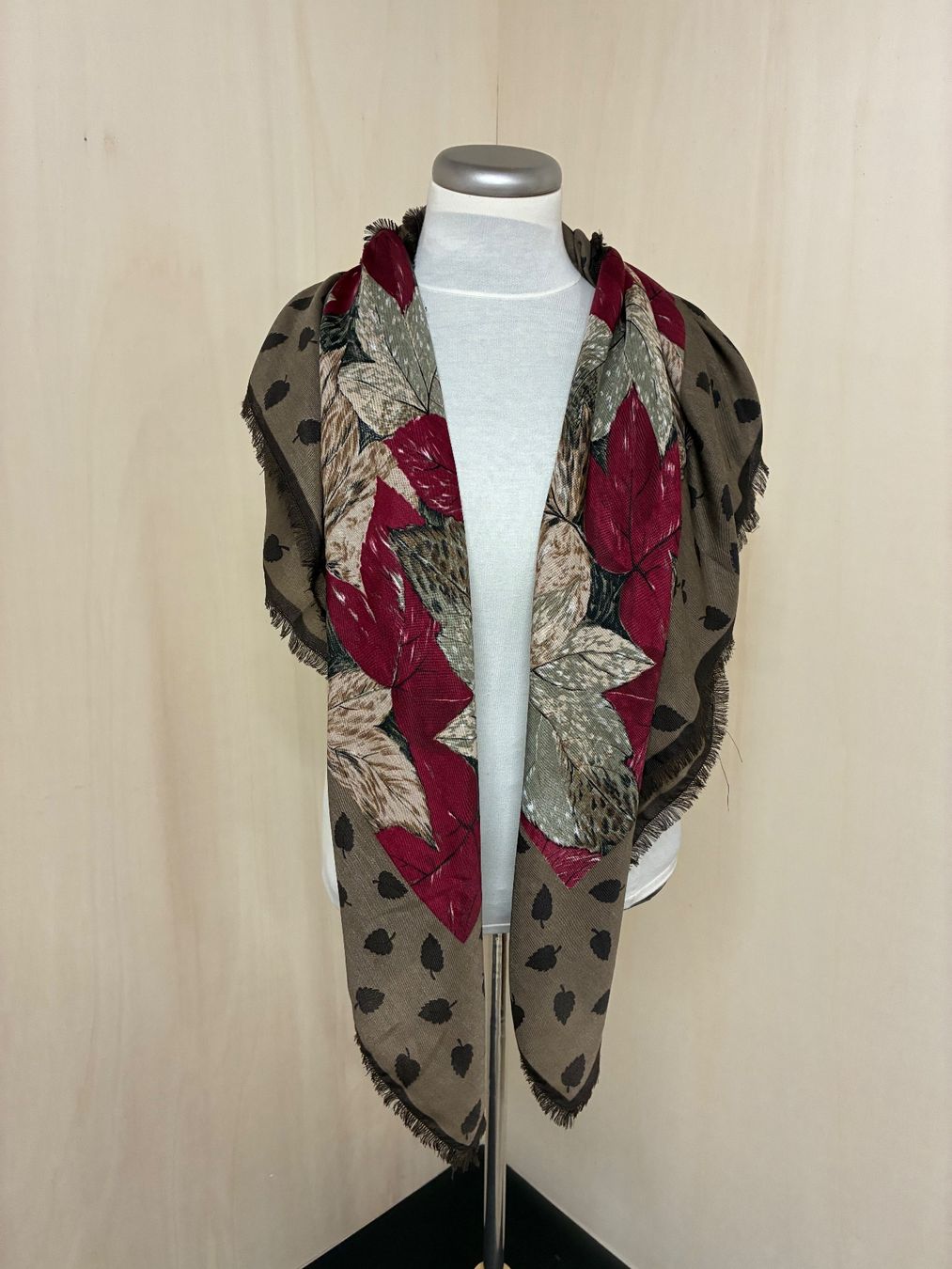 Foulard & Sciarpe: Herbstlicher Schal mit Blättermuster – Usato da Zürich venduto da van_5xbk