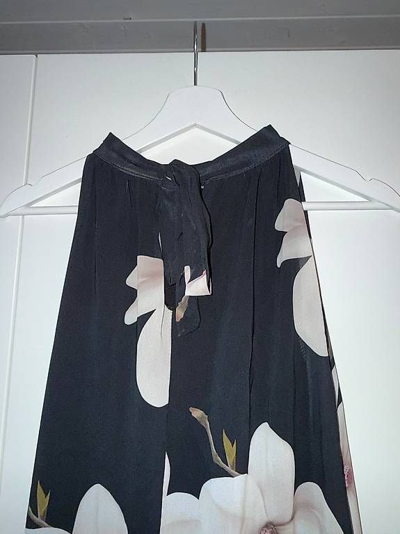 Robes: SCHWARZES BLUMENKLEID – D'occasion à Niederhelfenschwil par Mileko 2