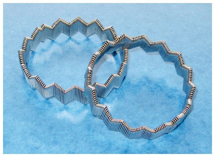 Bracciali & Braccialetti: 2 Ärmelraffer, elastisch (Modeschmuck) Metall – Usato da Windisch venduto da Vindonissa07
