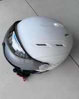 Weisser Skihelm mit Visier