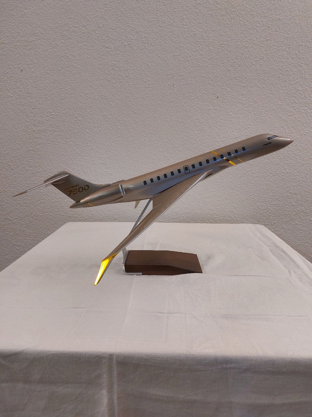 Modellbausätze & Standmodelle: Flugzeugmodell Bombardier Global 7500 silber Displayständer – Gebraucht aus Kriens von ogr_xns7 1