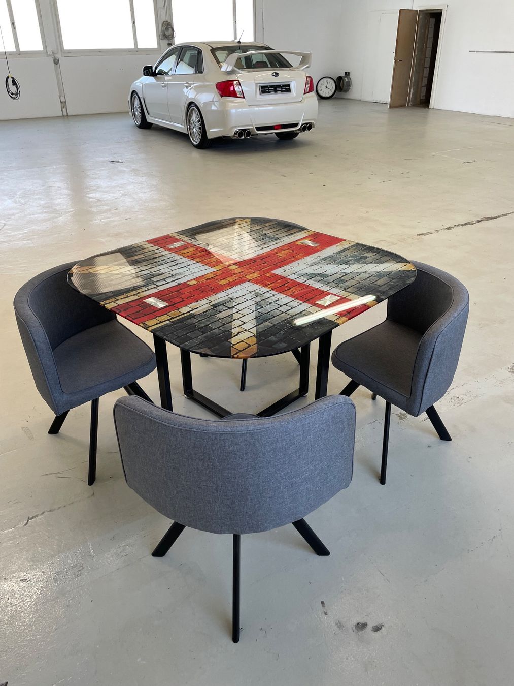 Tables: Tisch mit vier Stühlen Modern ein echter Blickfang – D'occasion à Giebenach par Toto222 6