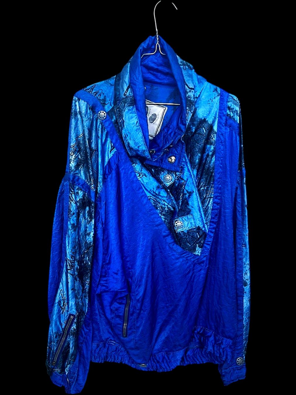 Giacche: Vintage ORAGI Blaue Windjacke mit abstraktem Muster – Usato da Zug venduto da vinokilo 1