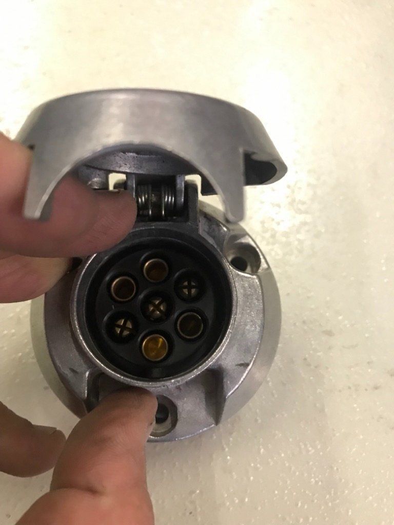 Spine: VW Bus T1 Aufbausteckdose 12V Marke FER – Usato da Neunkirch venduto da autoscooter57 1