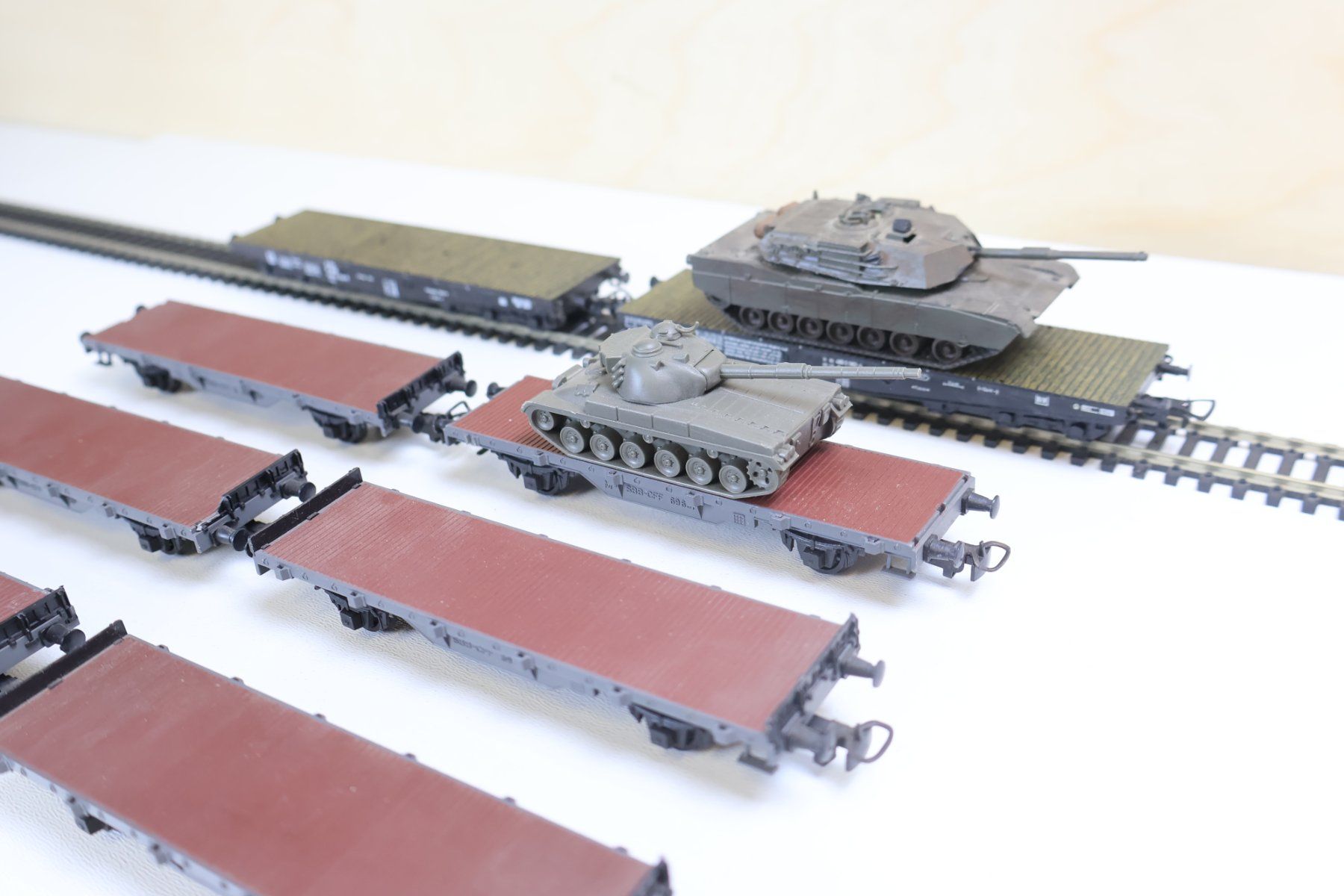 Kleinbahn Modellini di ferrovie: Kleinbahn & Co SBB 8 x Panzerwagen Set H0 - mit Panzer – Usato da Winterthur venduto da Monstera 1