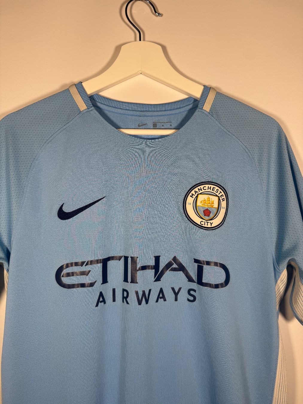 Nike Canottiere & Pantaloni: Manchester City Trikot M – Usato da Mühledorf BE venduto da ericgrunder_12 1