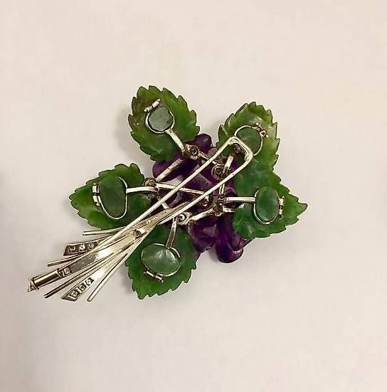 Spille & Fermagli: Blumen-Brosche aus Jade und Amethyst – Usato da Locarno venduto da zol_5qvr 1