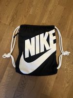 Nike Sportbeutel, schwarz weiss mit Reissverschluss