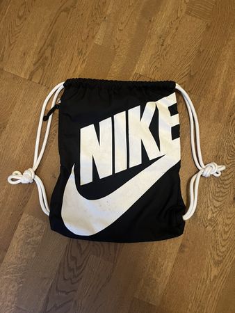 Nike Sportbeutel, schwarz weiss mit Reissverschluss