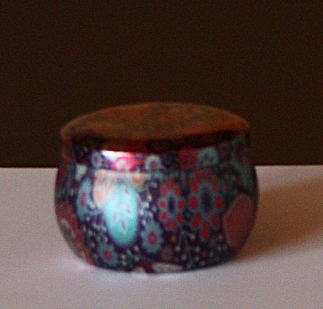 Candele: Kerze in Blechdose violett - bunt – Usato da Flüelen venduto da Diversicum-Shop