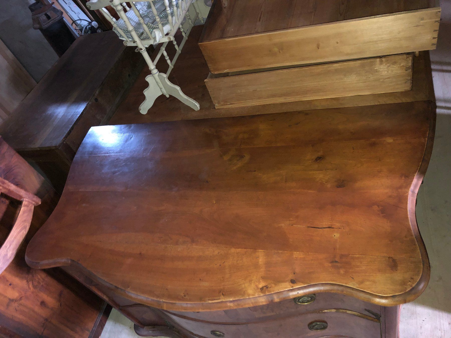 Cassettiere: Commode galbée baroque zurichoise Kommode antik – Usato da St-Cierges venduto da LeRegain 1