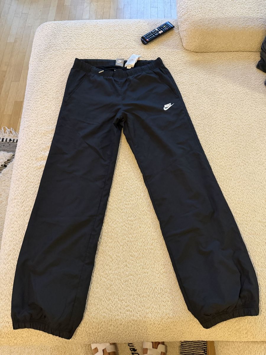 Nike Pantaloni: Survêtement Nike  – Nuovo (secondo la descrizione) da Versoix venduto da wen_75xm